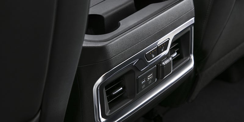 air conditioning settings and USB plugs featured in the GMC Sierra 1500